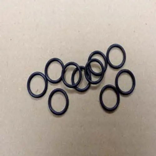 Schwarze O-Ringe in unterschiedlichen Anordnungen auf einer neutralen Oberfläche, geeignet für verschiedene Anwendungen, möglicherweise von der Marke Remeha.